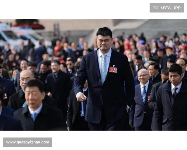 “人群当中最突出”,姚明开两会独自坐最后排,网友:一眼就认出来了 “人群当中最突出”,姚明开两会独自坐最后排,网友:一眼就认出来了